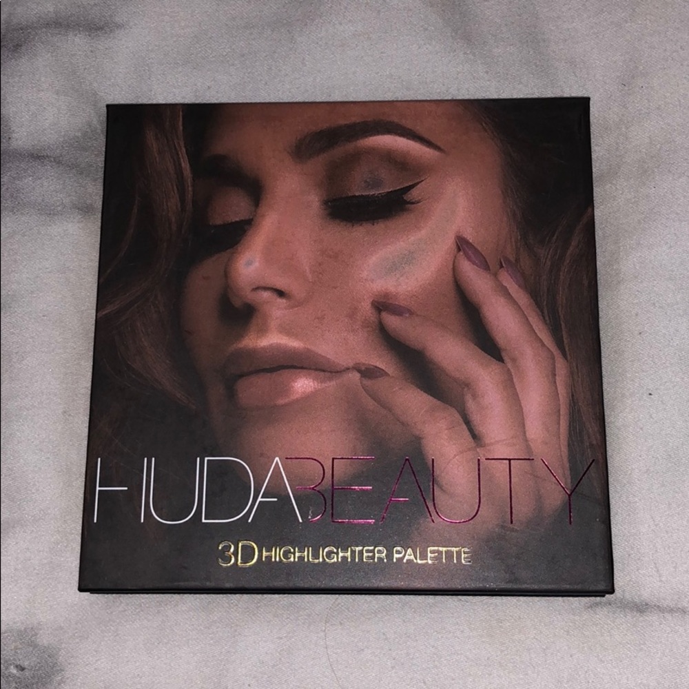 SOLD ON MERCARI Huda Palette Highlighter Palette